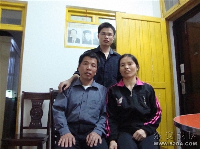 唐志成和父母的合影.jpg 唐志成和父母的合影.jpg