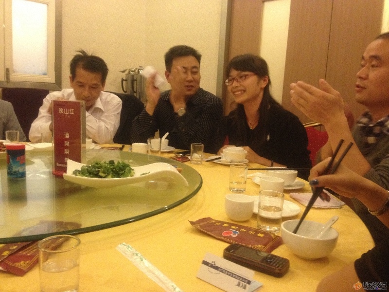 3匡老大在跟下屬女秘書講什么呢？…….jpg