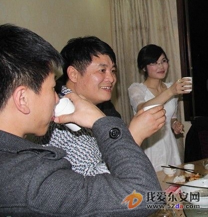 對(duì)面的美女是誰(shuí)？