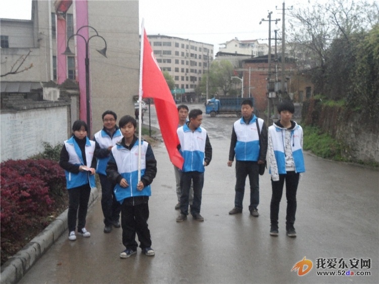 東安義工們在人民醫(yī)院的大路上