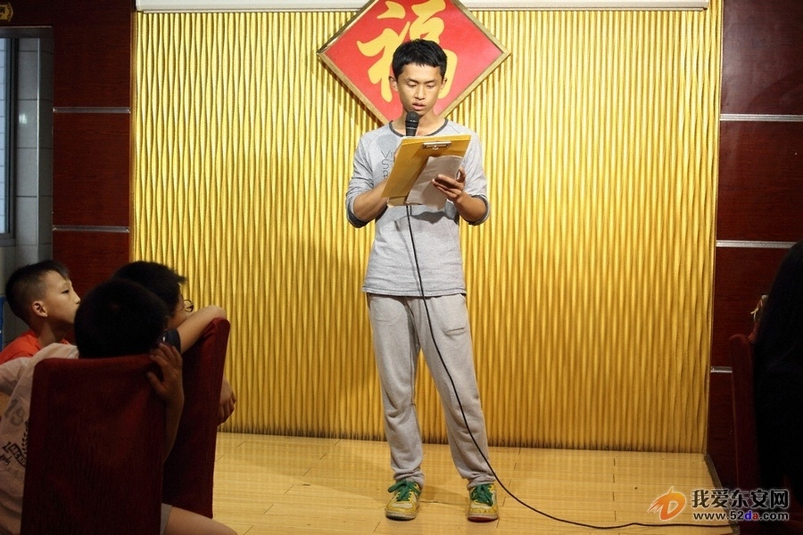 D夢街舞工作室教練向家長匯報(bào)工作情況和各學(xué)生學(xué)習(xí)情況