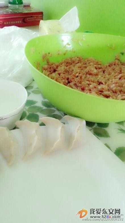 晚上小秦家自發(fā)做手工餃子、