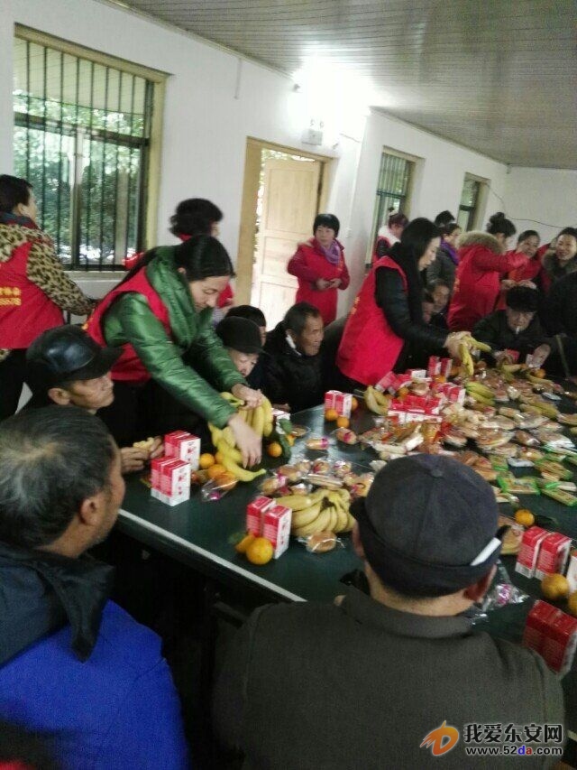 蘆洪市敬老院-分發(fā)慰問物資2.jpg