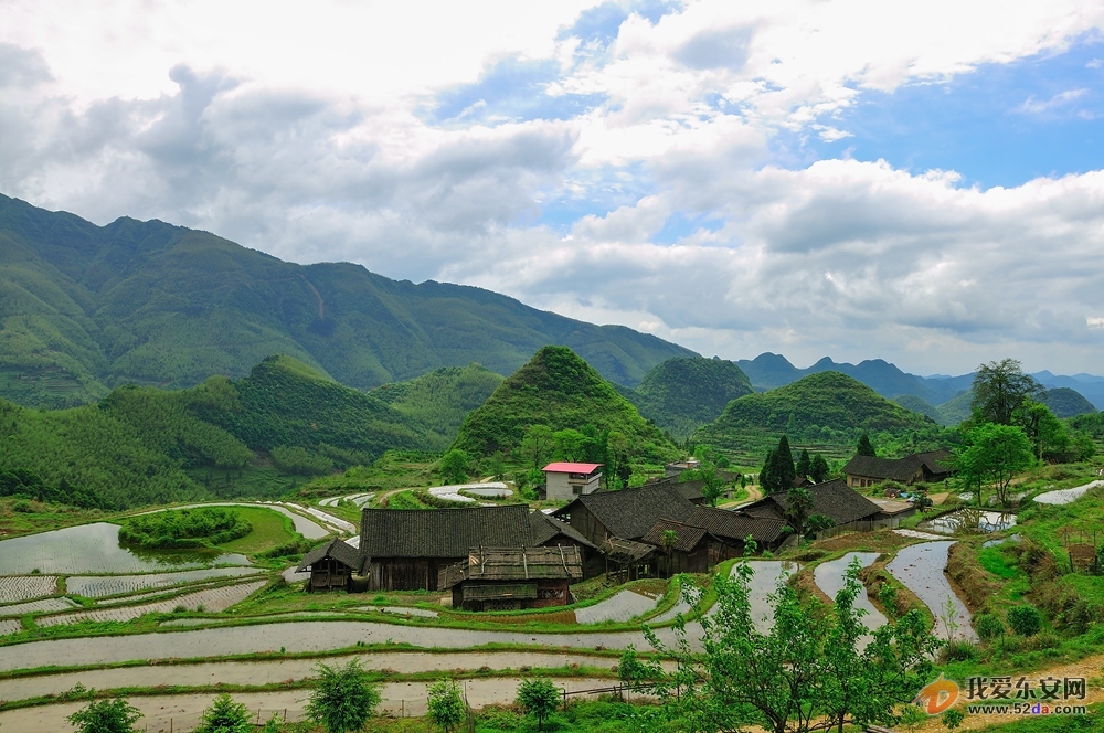 三三两两的木屋镶嵌相间，青石小路蜿蜒向上，与蓝天、白云、古树、青山等互为衬托，呈现出自然古朴的美感