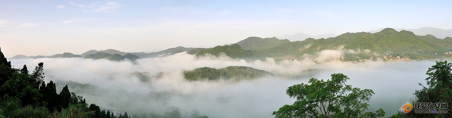 山峰间腾起缕缕云雾——唐明登摄.jpg