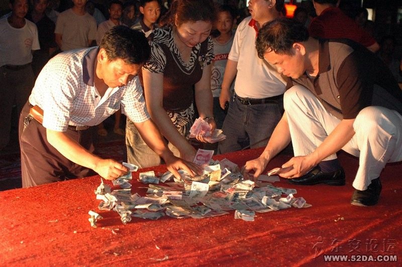 民政局工作人員在清點(diǎn)善款數(shù)目