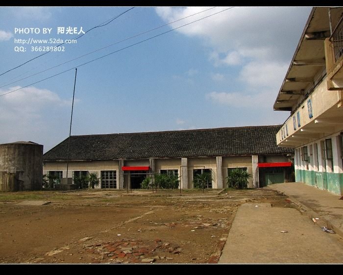 對面是食堂