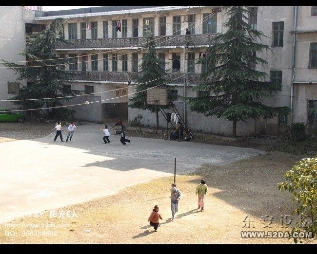 花桥镇中学篮球场，后面是教工宿舍