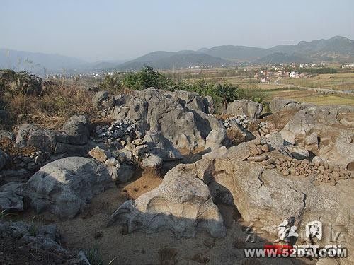 遺址中有上百個(gè)用來支撐房屋的柱子留下來的柱洞