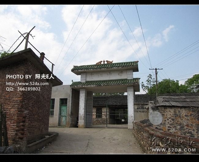 金江中學(xué)校門