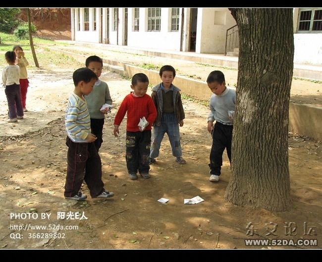 小學(xué)生在打紙板
